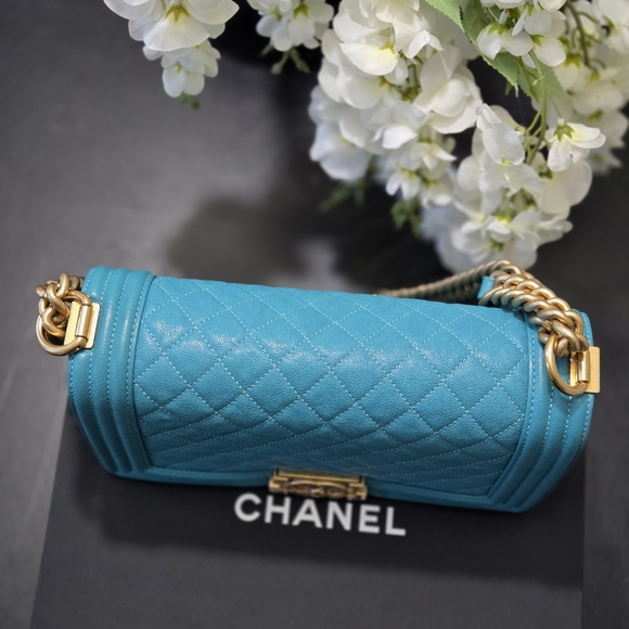 CHANEL Teal Quilted Crossbody Bag with Gold Chain - Picture 3 of 11